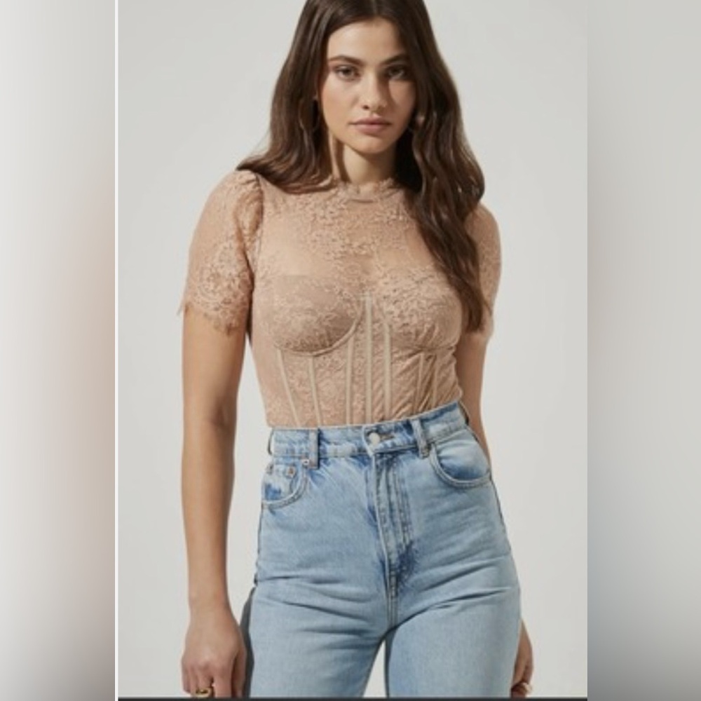 ASTR Elegant Lace Nude Bodysuit Top NWT Small